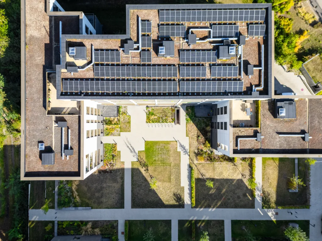 Copropriété avec des panneaux solaires